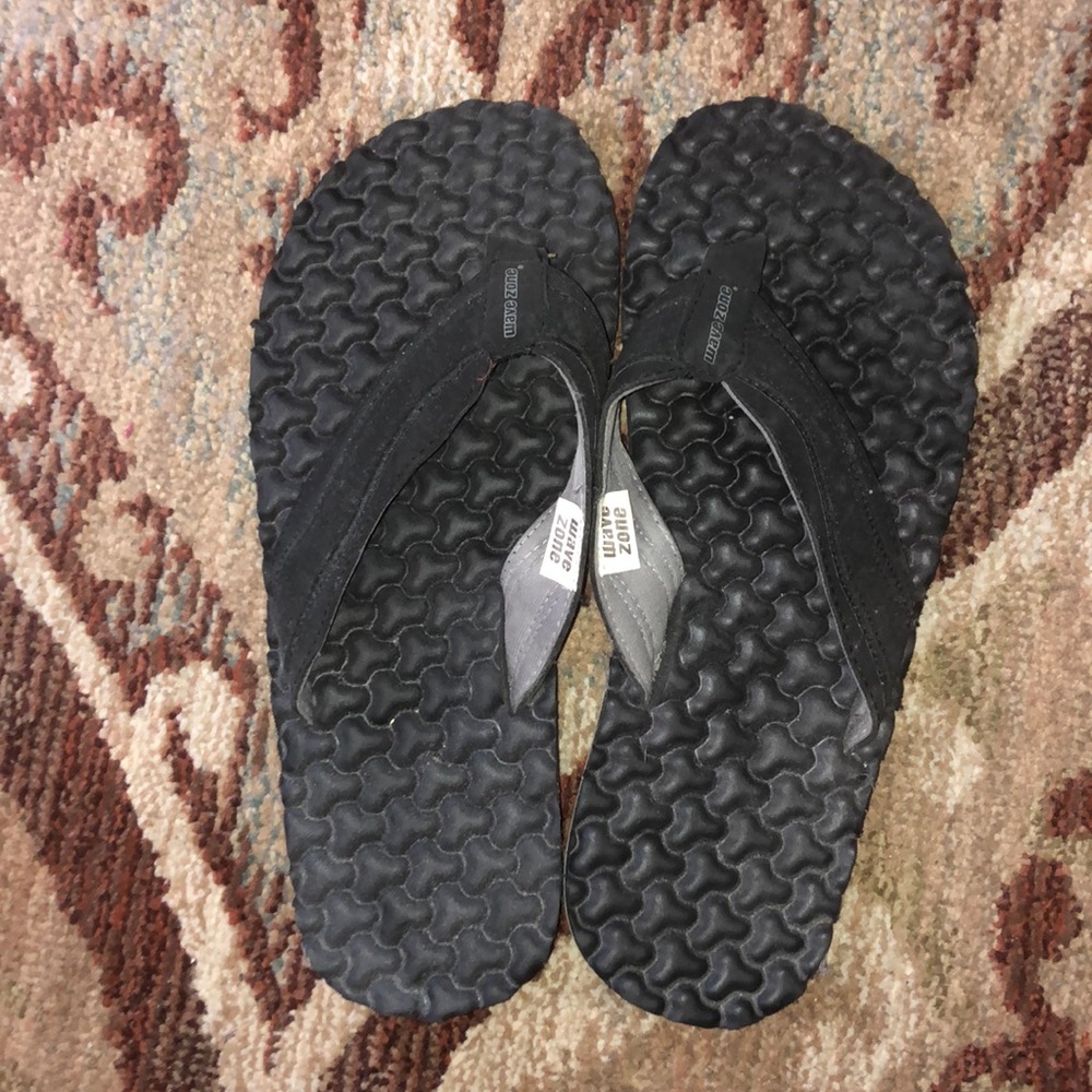 men's black flip flops
